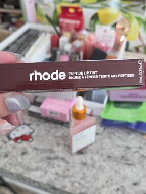 Rhode peptide lip tent